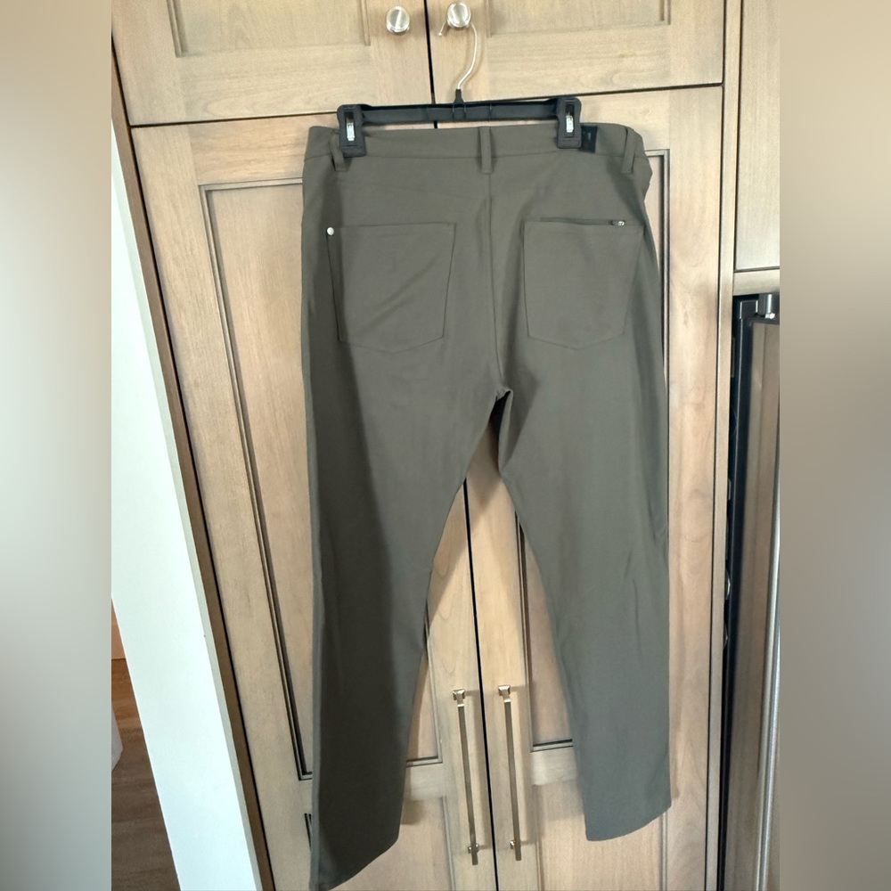 Like Brand New Vuori Men’s Gray Pant 33 Dark Gray